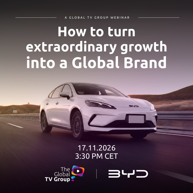 ByK83Q6w Bílý elektromobil BYD na silnici pod pozvánkou na webinář o globální značce.