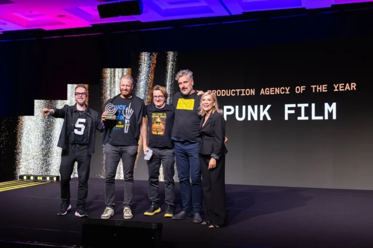 Pět lidí přebírá ocenění na pódiu s nápisem PUNK FILM.