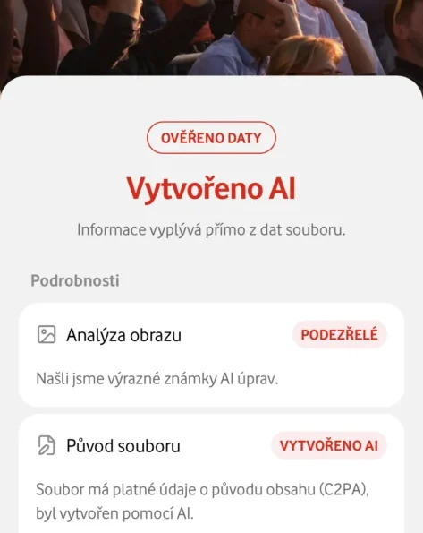 Screenshot aplikace označuje fotografii rozjařeného koncertního davu jako vytvořenou AI.