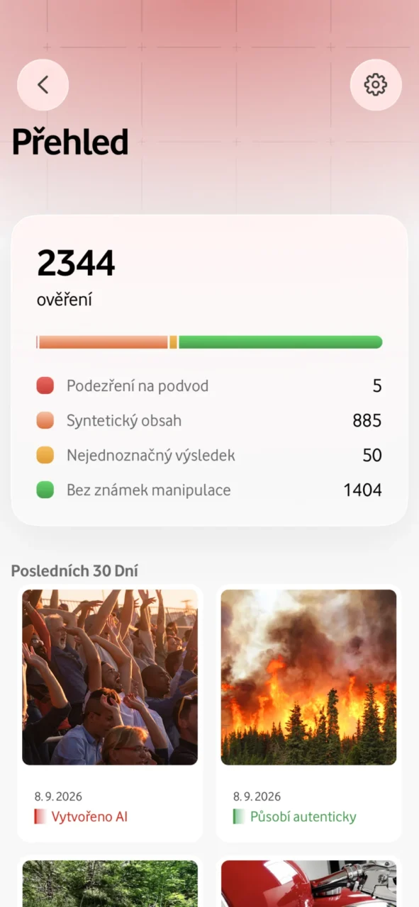 Mobilní přehled ověřování obrázků s počty výsledků a ukázkami obsahu vytvořeného AI.